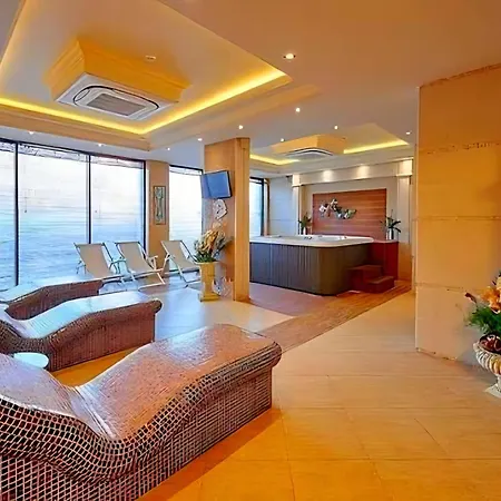 Elegant Beachfront At Apartment *